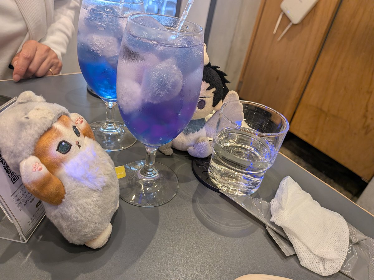 Twin_Tree21's tweet photo. みんなが飲み物に夢中になってたら、わんこくんがケーキをねらってた https://t.co/2YLFEhSWPE