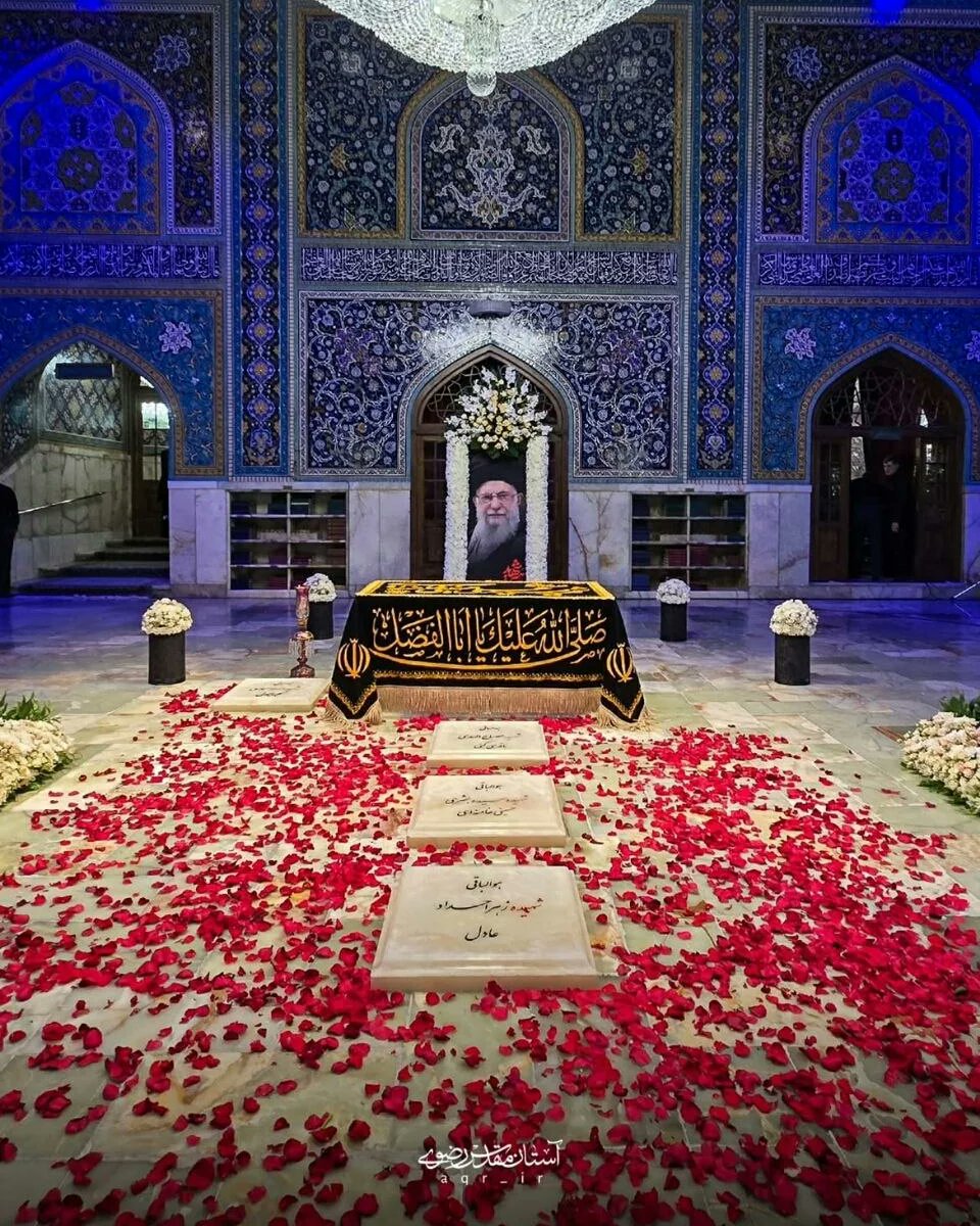 iranbunka's tweet photo. 【7/10】イランの殉教したハーメネイー最高指導者(アーヤトッラー・セイエド・アリー・ホセイニー・ハーメネイー師)とご家族3名がマシュハドのイマーム・レザー廟に埋葬されました。
#イラン文化遺産 #ペルシャ #イラン学 #イラン文化 #日イラン #日イラン友好
#khammenei #standwithiran https://t.co/J5nsHf0v9d