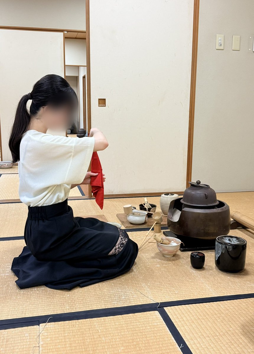 GU_sadou's tweet photo. 皆様、ご機嫌よろしゅうございます☺️
先日は前期最後のお稽古でした。
今年度はたくさんの新入部員を迎え、一緒にお稽古ができて、とても嬉しいです✨
後期にはお茶会もありますので、これからも部員一同、お稽古に励んでいきます！

#学習院大学茶道部
#茶道部
#学習院大学
#茶道
#茶道体験 https://t.co/A9lisD2AS7