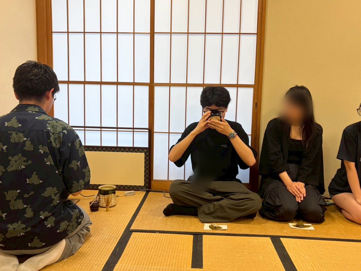 GU_sadou's tweet photo. 皆様、ご機嫌よろしゅうございます☺️
先日は前期最後のお稽古でした。
今年度はたくさんの新入部員を迎え、一緒にお稽古ができて、とても嬉しいです✨
後期にはお茶会もありますので、これからも部員一同、お稽古に励んでいきます！

#学習院大学茶道部
#茶道部
#学習院大学
#茶道
#茶道体験 https://t.co/A9lisD2AS7