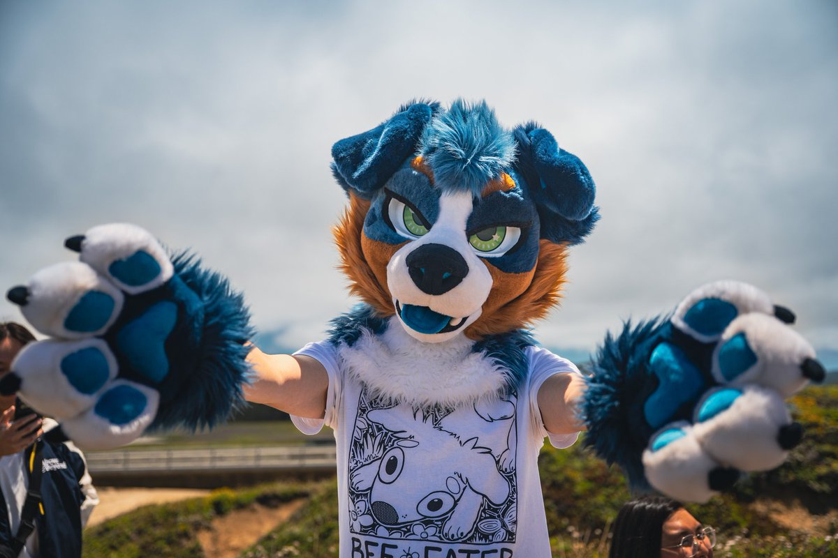klondoba's tweet photo. Hug??
📸: @justdragony 
#fursuitfriday https://t.co/G8E2FO0yAv
