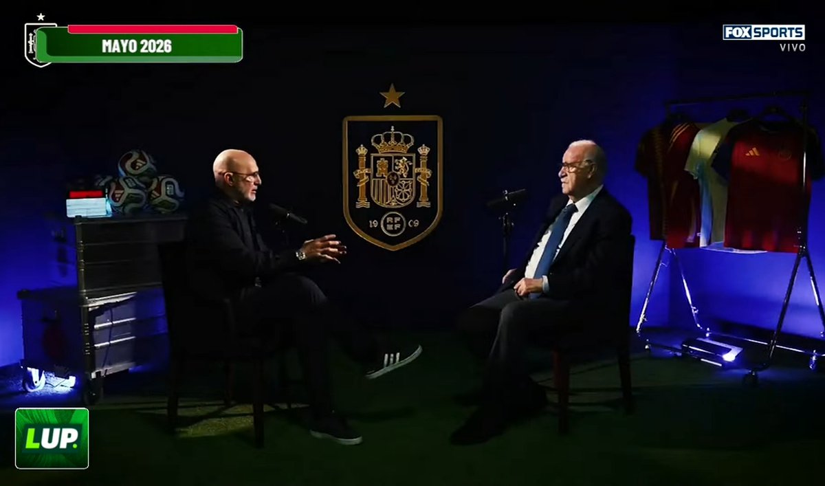 nelsonosses's tweet photo. Demencial, de fantástico!

Del Bosque entrevistando a De la Fuente previo al Mundial. Un podcast riquísimo, donde se exponen miles de conceptos, como si nada...

Para nosotros 🇨🇱 es algo tan sorprendente como imposible, a los protagonistas los ESCONDEMOS.

Estamos todos locos! https://t.co/HYMcJRfBeD