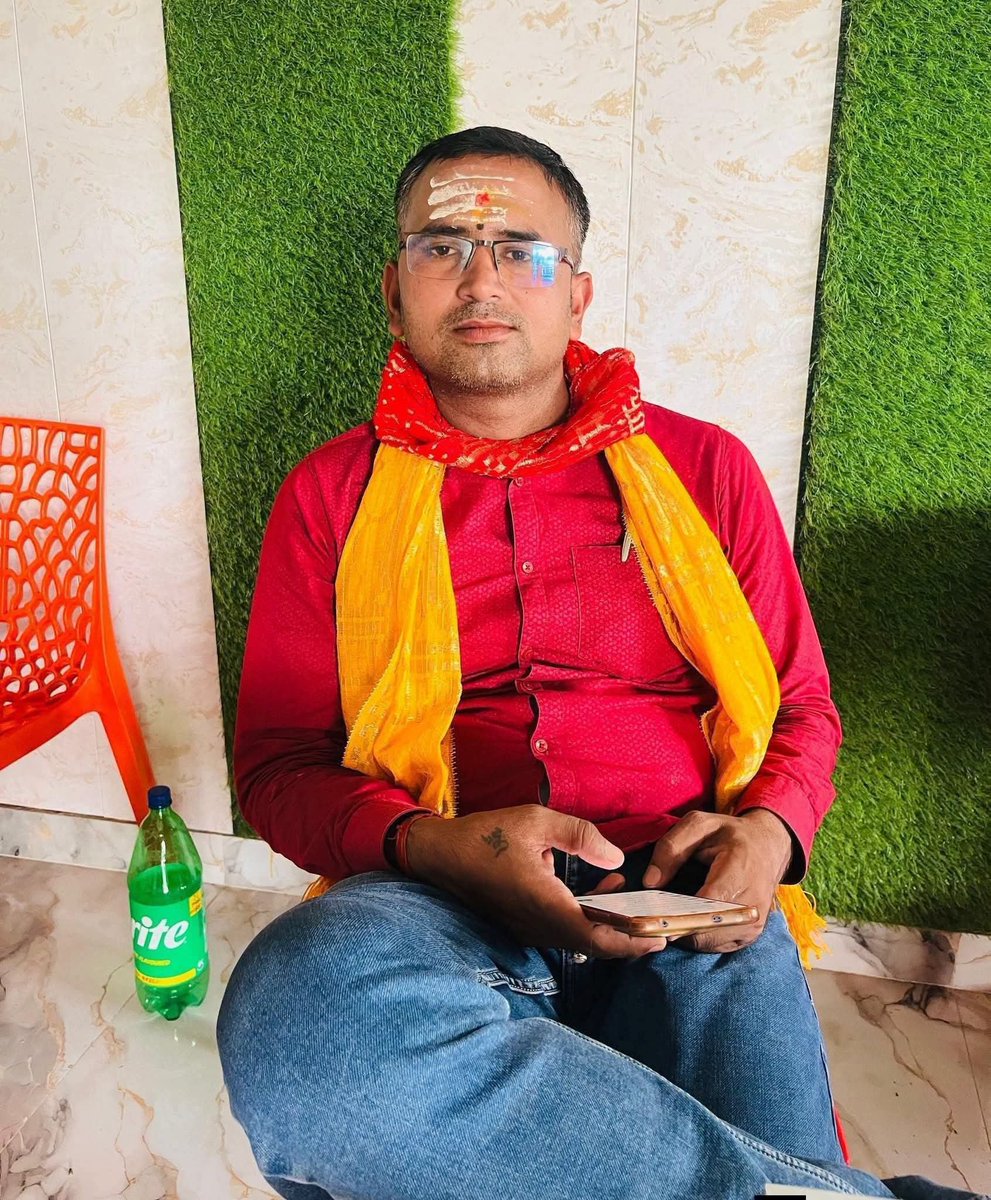 Amitdubey12sep's tweet photo. #प्रिय_जीजा @suniltiwari5646 जी को जन्मदिन कि ढ़ेर सारी शुभकामनाएं बधाई।
#महादेव आपको हमेशा खुश रखे।
#आप हमारा स्वाभिमान है।
#जो भी हु वो आपका प्यार दुलार की वजह से हु 
#प्रभु_श्री_राम की कृपा बनी रहे।
#HAPPY_BIRTHDAY #जीजा_जी https://t.co/6Fzo2cj8uX