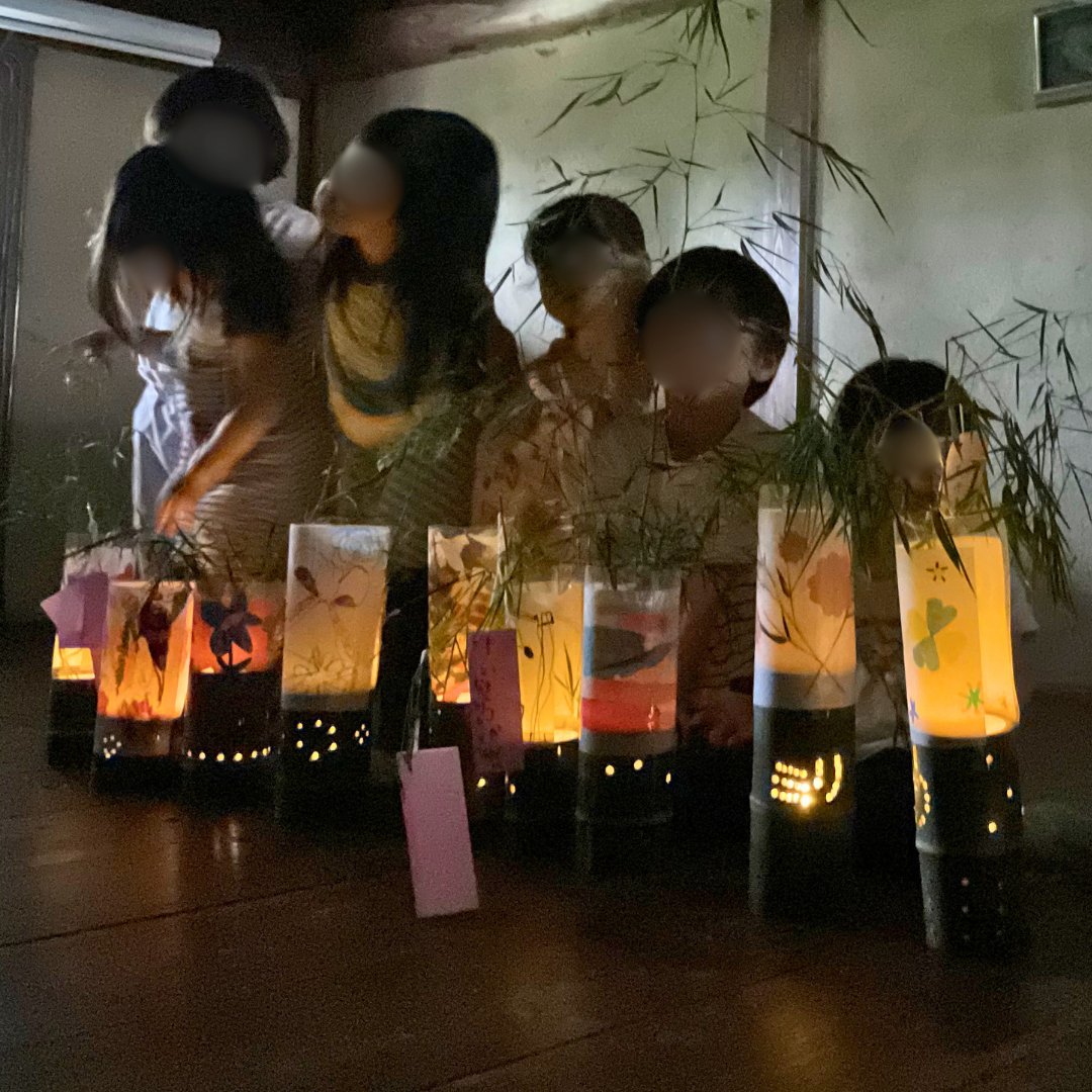 geijyutuniyoru's tweet photo. 7月4日に開催された「竹の灯篭つくり」の様子です。
ご参加いただきありがとうございました！🎋✨

みんなで一生懸命作った世界にひとつだけの灯篭、やさしい光が灯ってとても幻想的でした。 親子での素敵な思い出になっていたら嬉しいです。 また来年もお待ちしております！😊

#鴻巣アートの森 #七夕 https://t.co/hHnQjujsss