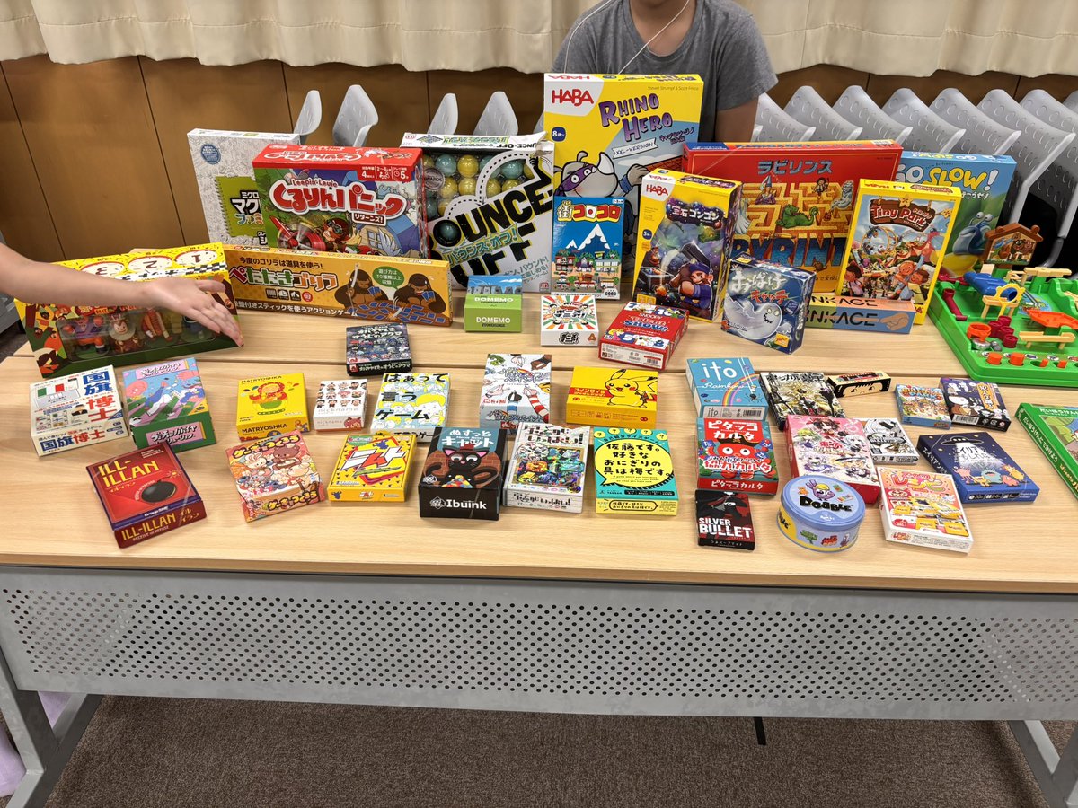 pinoki_handmade's tweet photo. もうすぐボードゲーム会始まります。多分息子の友達しかこないけど、ボドゲ初心者に説明したり回したりするのはほぼ初めてだからドキドキ💓子どもたちもワクワクしてます🥳

見よ！これが、初心者小学生にオススメする精鋭ボードゲームたちだ！
※家にはまだまだ沢山のオススメボドゲが待っています https://t.co/4FrHTFPddv