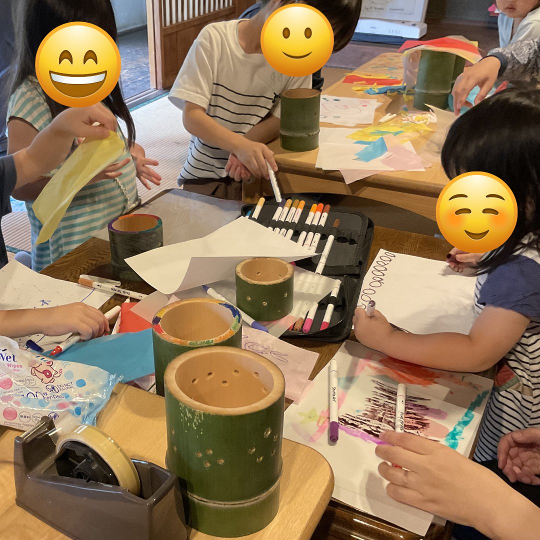 geijyutuniyoru's tweet photo. 7月4日に開催された「竹の灯篭つくり」の様子です。
ご参加いただきありがとうございました！🎋✨

みんなで一生懸命作った世界にひとつだけの灯篭、やさしい光が灯ってとても幻想的でした。 親子での素敵な思い出になっていたら嬉しいです。 また来年もお待ちしております！😊

#鴻巣アートの森 #七夕 https://t.co/hHnQjujsss