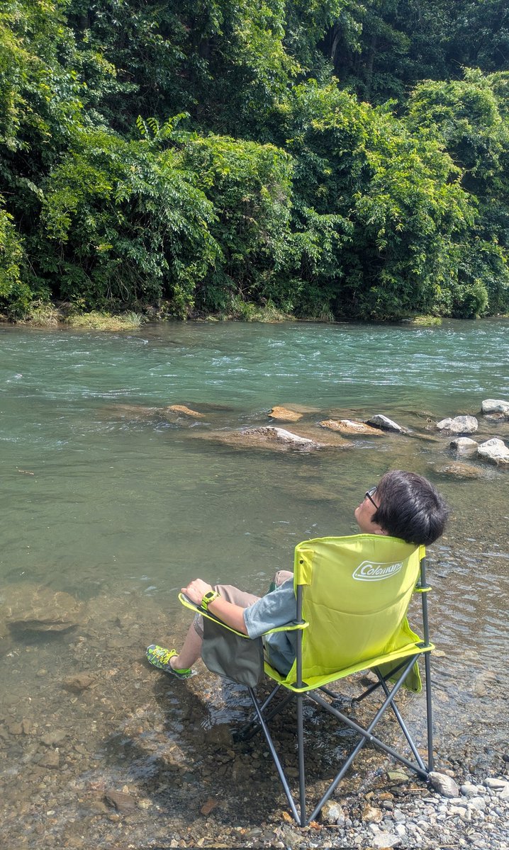 piro_sen's tweet photo. 前回より水量多いけど、念願の
「水辺でチェアリング」
できた！
天気もいいし水も冷たいし風も気持ちいいし、最高〜 https://t.co/bZLf9pR65t