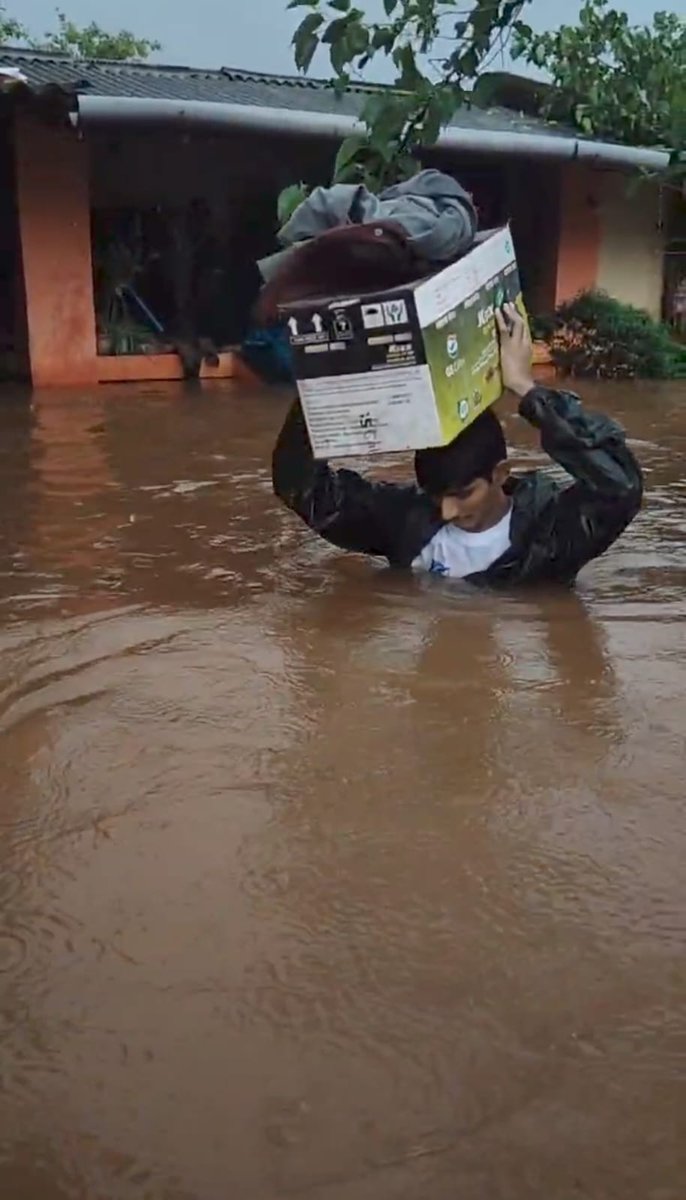MYBharatHQ's tweet photo. True Heroes Don't Wait. They Step Forward. 

Mr. Pranav Deshmukh, a #MYBharat NSS Volunteer from PTVA's Mulund College of Commerce, Mumbai, displayed extraordinary courage during the floods in Raigad, Maharashtra, helping evacuate families &amp; safeguard their essential belongings. https://t.co/dkTRPHEh1t