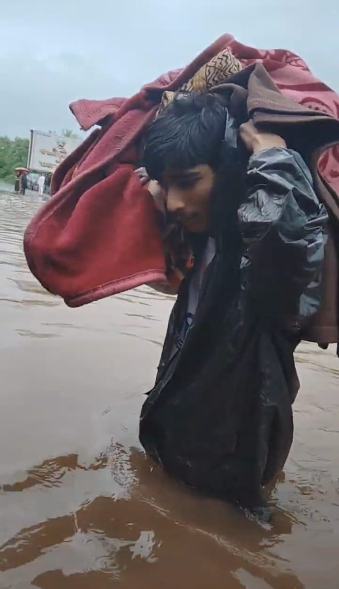 MYBharatHQ's tweet photo. True Heroes Don't Wait. They Step Forward. 

Mr. Pranav Deshmukh, a #MYBharat NSS Volunteer from PTVA's Mulund College of Commerce, Mumbai, displayed extraordinary courage during the floods in Raigad, Maharashtra, helping evacuate families &amp; safeguard their essential belongings. https://t.co/dkTRPHEh1t