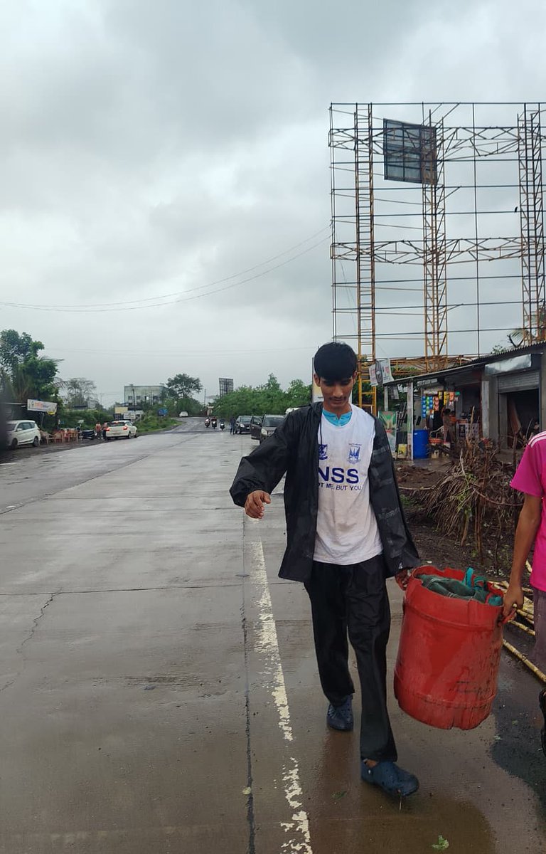 MYBharatHQ's tweet photo. True Heroes Don't Wait. They Step Forward. 

Mr. Pranav Deshmukh, a #MYBharat NSS Volunteer from PTVA's Mulund College of Commerce, Mumbai, displayed extraordinary courage during the floods in Raigad, Maharashtra, helping evacuate families &amp; safeguard their essential belongings. https://t.co/dkTRPHEh1t