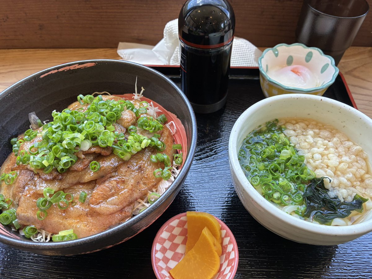 ab_sakeyeast's tweet photo. 前から前はよく通っていた「へんぽこ茶屋」さんへ！
山賊焼のような甘めのタレが豚肉とご飯に絡んで、絶品でした😋 https://t.co/ecN0us8ldi