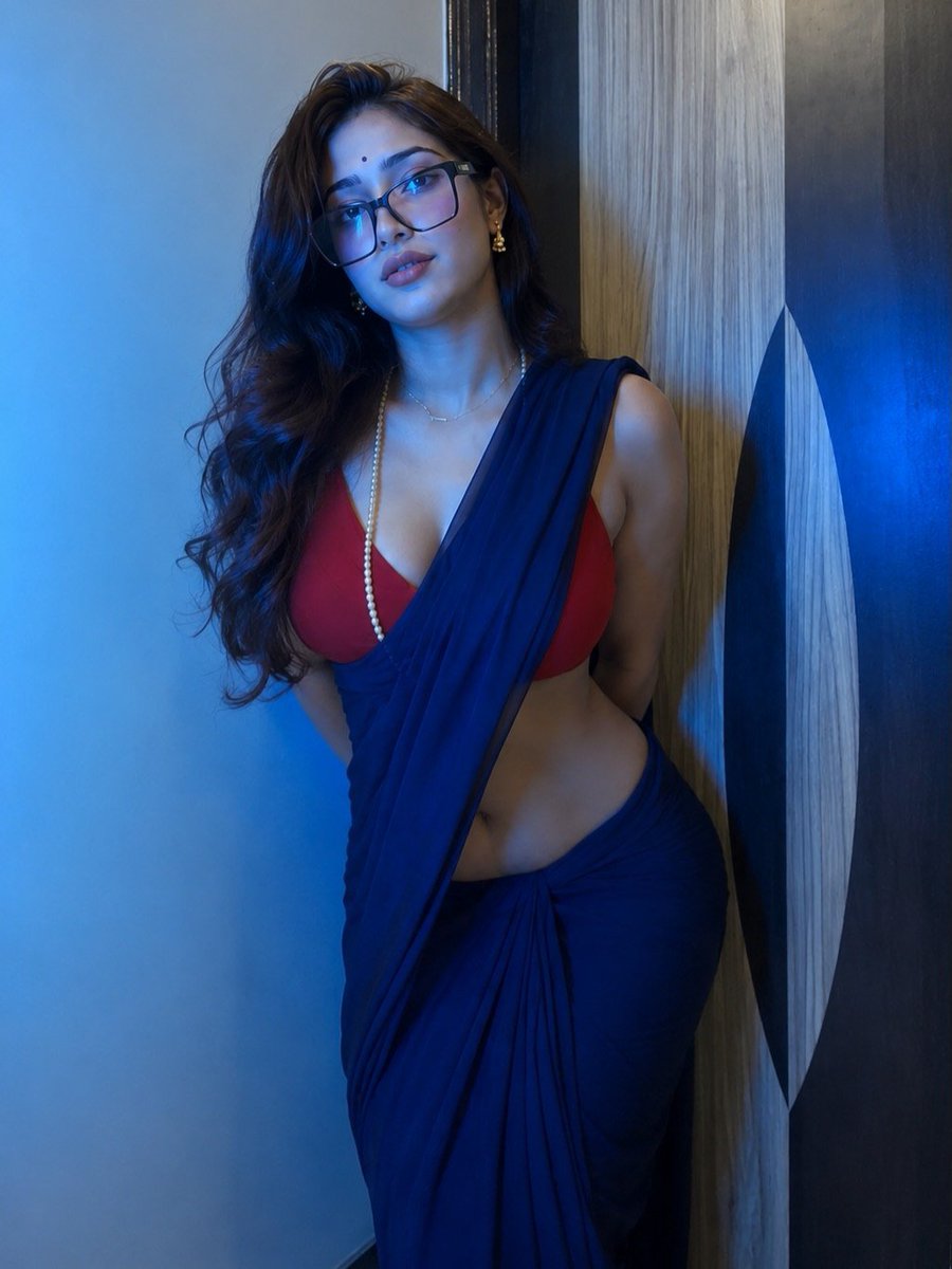Berlin_Payout's tweet photo. Saree barely holding the heat 🥵 https://t.co/wwrpFzQC2Y