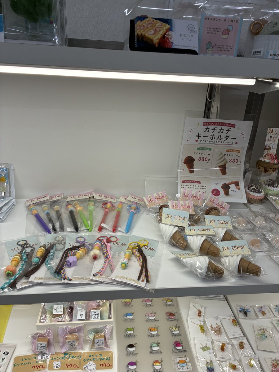 ic_hlc's tweet photo. 天満屋で開催中のあいぱくOKAYAMA会場内にてICECREAM HOLIC開催中！🍦🍑

ここでしか買えないアイテムや一点物の作品など、250種類以上のアイテムがずらり✨

自分へのご褒美やお土産としてぜひ！
#あいぱく 
#アイホリ https://t.co/bX2xLfDw4D