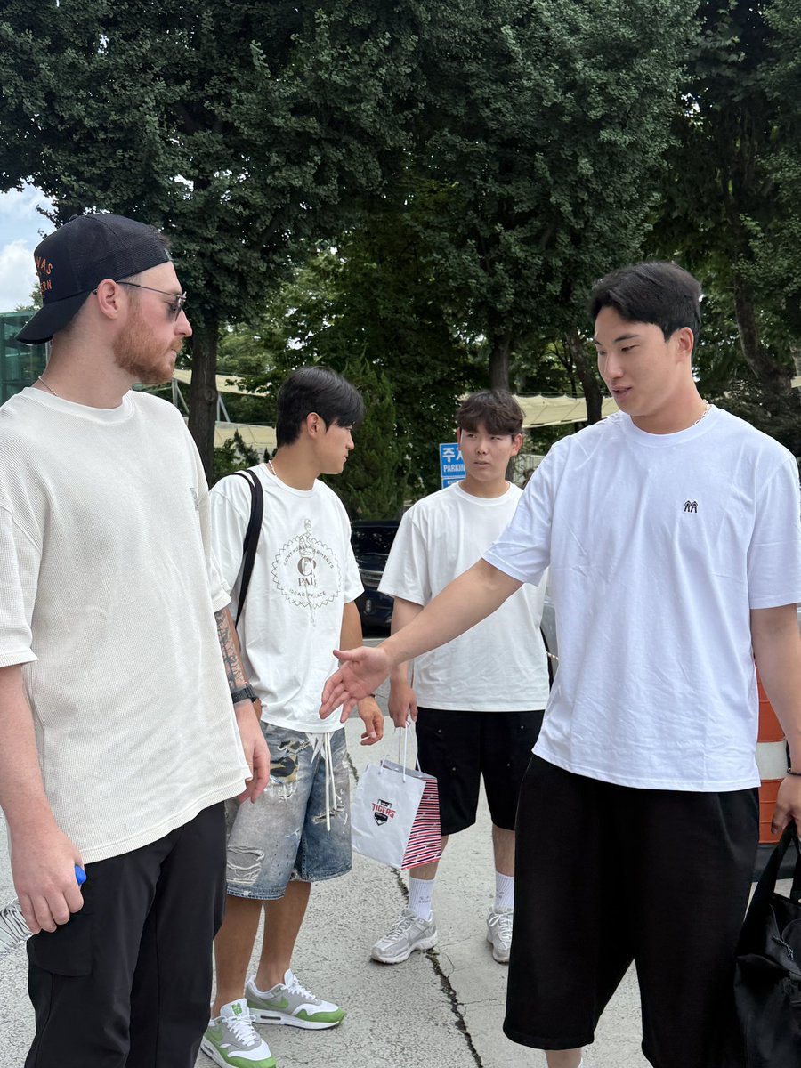 Kiatigers's tweet photo. 호랑이들 도착! https://t.co/BLf919WgJ0