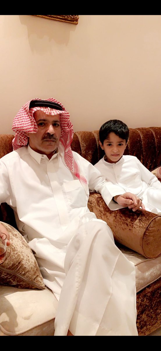 flaige414's tweet photo. انا قطعه من الميت ..وانا ما زلت ..انا وياه
ابستشعر حضوره لو حضوره منوة احلامي

غدى طيفه يباري خطوتي وشلون انا بانساه
اشوفه في ملامح حاضري.. كنه من ايامي

طواه الموت عن عيني ولكن ما طوى ذكراه
سكن وسط الحنايا ما سكن في داخل اوهامي

مضى له سته اعوام وبقى ذكراه. مع طرياه
مخلد فعله الطيب مخلد اسمه.. السامي

كتبتها في عمي الشيخ قنيص بن سعد الخالدي