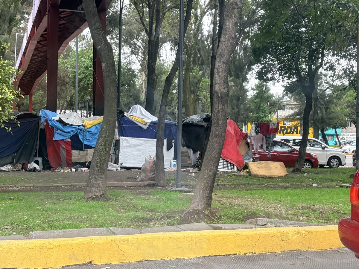 iRubiocdmx's tweet photo. Las viviendas del bienestar. Mientras ellos se siguen haciendo de casas, relojes, “negocios” y viven en general extremadamente cómodos, muchos tienen que vivir así, si a eso se le puede decir vivir. 

#BuenasTardes #MorenaDestruyendoAMexico https://t.co/Lggp8d4QoK