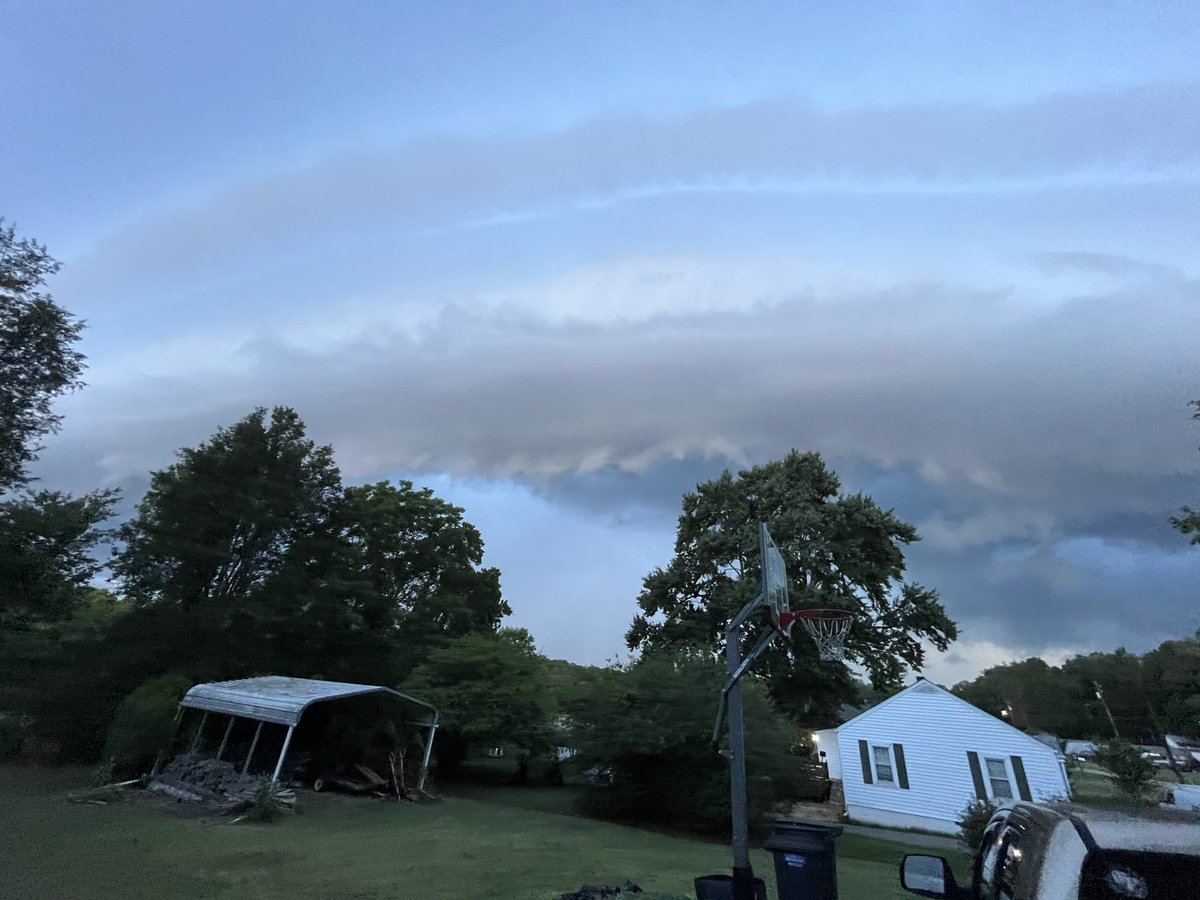 MHoozy's tweet photo. @wxiiweather  tonight’s storm moving in! 8:20pm https://t.co/oriyICKZGG