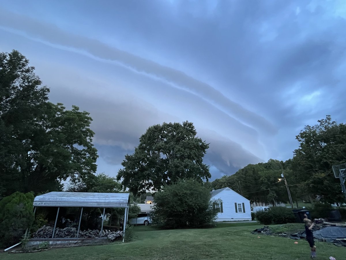 MHoozy's tweet photo. @wxiiweather  tonight’s storm moving in! 8:20pm https://t.co/oriyICKZGG