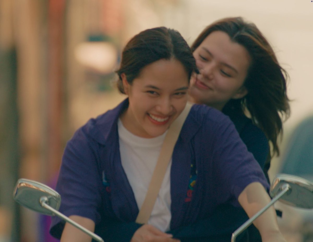 bornastaursV2's tweet photo. but what makes this scene so charming and realistic is how they take their time. simply enjoy each other’s company—she picks her up, they stop for desserts, head back to her place, shows her the kaleidoscope and do the Spider-Man kiss. that is what lovers do 🤧😮‍💨 https://t.co/xN4lbUMyI6