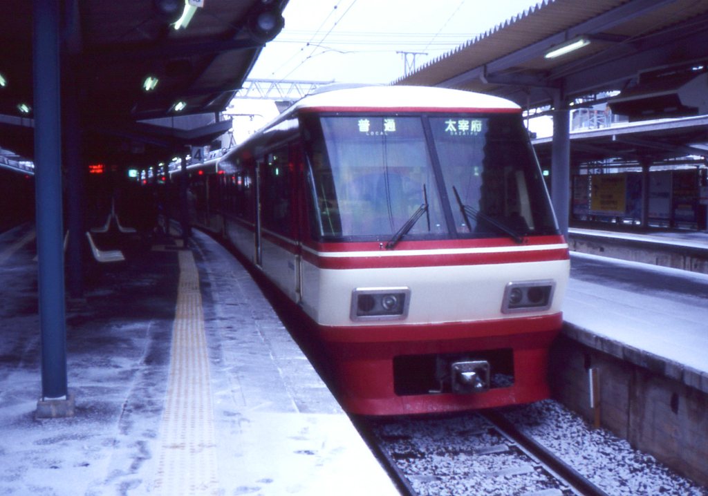 scene_B's tweet photo. 今日の福岡は酷暑になるそうで、涼しい写真でも。

冬の朝７時、朝ラッシュが終わるまで二日市～太宰府をひたすら往復する西鉄8000形。
2ドアクロスシートが災いして朝ラッシュの福岡方面の運用に入れず、普通列車で久留米方面を細々と走る組と、太宰府線をひたすら往復組に分かれていたかと思います。

「柳川発福岡行き普通」が8000形などやむを得ず贅沢な運用があった気も・・？