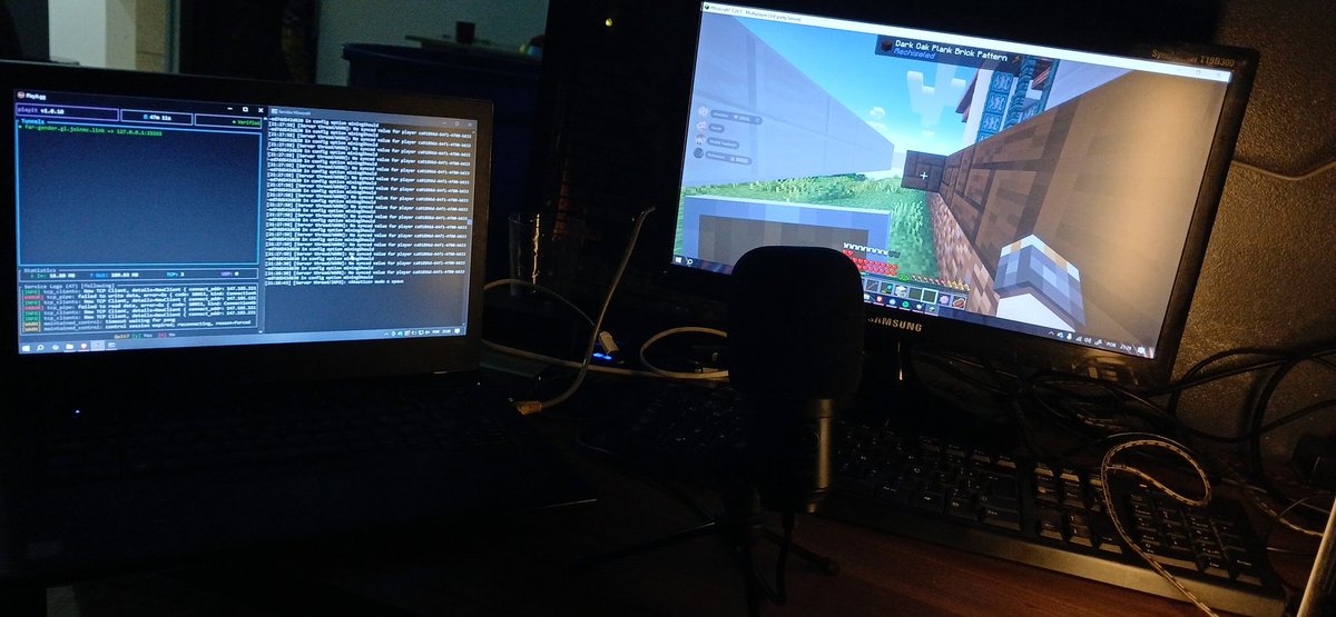 Notsumez's tweet photo. Um notebook velho e muita vontade de jogar mine é tudo que um homem precisa para jogar em servidor com amigos sem pagar https://t.co/Yv83CbvNby