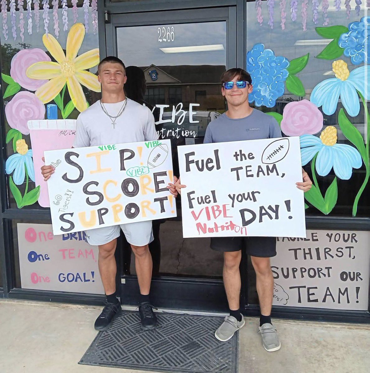 HHS_TigersFB's tweet photo. Thanks so much to Vibe Nutrition Hernando, Side Street Nutrition and everyone that came out today to support HHS Football. We love our town, and we know we couldn’t be successful without the support of all of you! #BUILD🐅 https://t.co/aM8NQ2yrR0