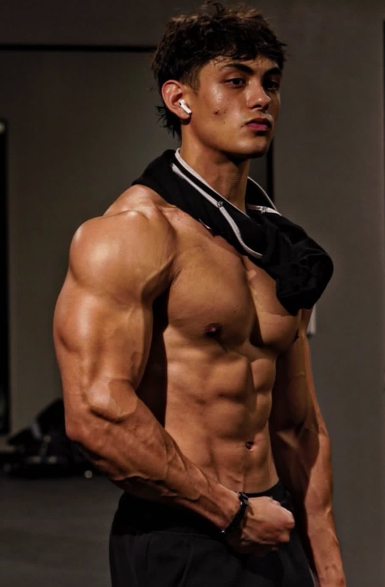 AlphaSoren33's tweet photo. Few MEN are born to DOMINATE 💪 
#findom #alpha #cashmaster https://t.co/p6S6xIQIIo