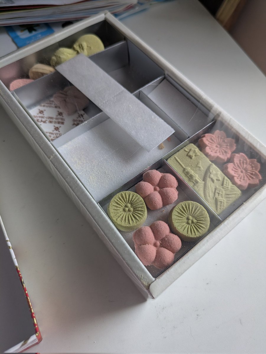 hokke344's tweet photo. 富山で買った和三盆のお茶菓子をガキンチョから守る為、敢えて隠さず、奥様と共謀して「附子作戦」を実施。
※砂で出来てるから食べれないよ！と説明

結果:1週間でバレて食い散らかされる
😭 https://t.co/AAS4CIbdhZ