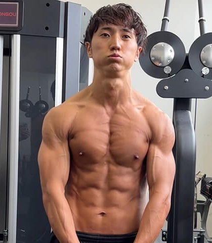 pondebekkio's tweet photo. 服着ててデカいのはロバート秋山体型なんだけど、いざ鍛えて絞った時に筋肉の『見栄え』がいいのはコロチキ西野みたいな肩幅狭くて完成細い体型なんだよな。 https://t.co/LcCG0QPfvd