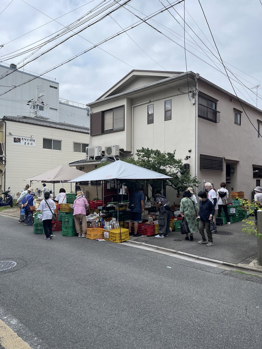 yottokuryasu's tweet photo. 本日7/11のバザーの準備が進んでいます！今日も掘り出し物を探しにきてください。10時からですよー😎
#よっとーくりゃす
#バザー
#包丁研ぎ
#東寺
#京都 https://t.co/EN8fU1TwIJ