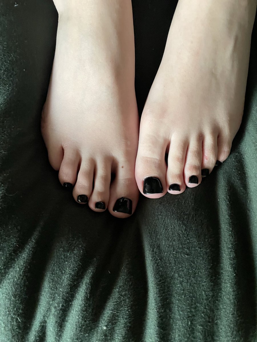 sharpasnailz's tweet photo. wanna see pretty soles? go to my feet finder. my @ is the same as here <3 

#goth #gothfeet #blacknails #prettyfeet https://t.co/mxCrVBcHKq