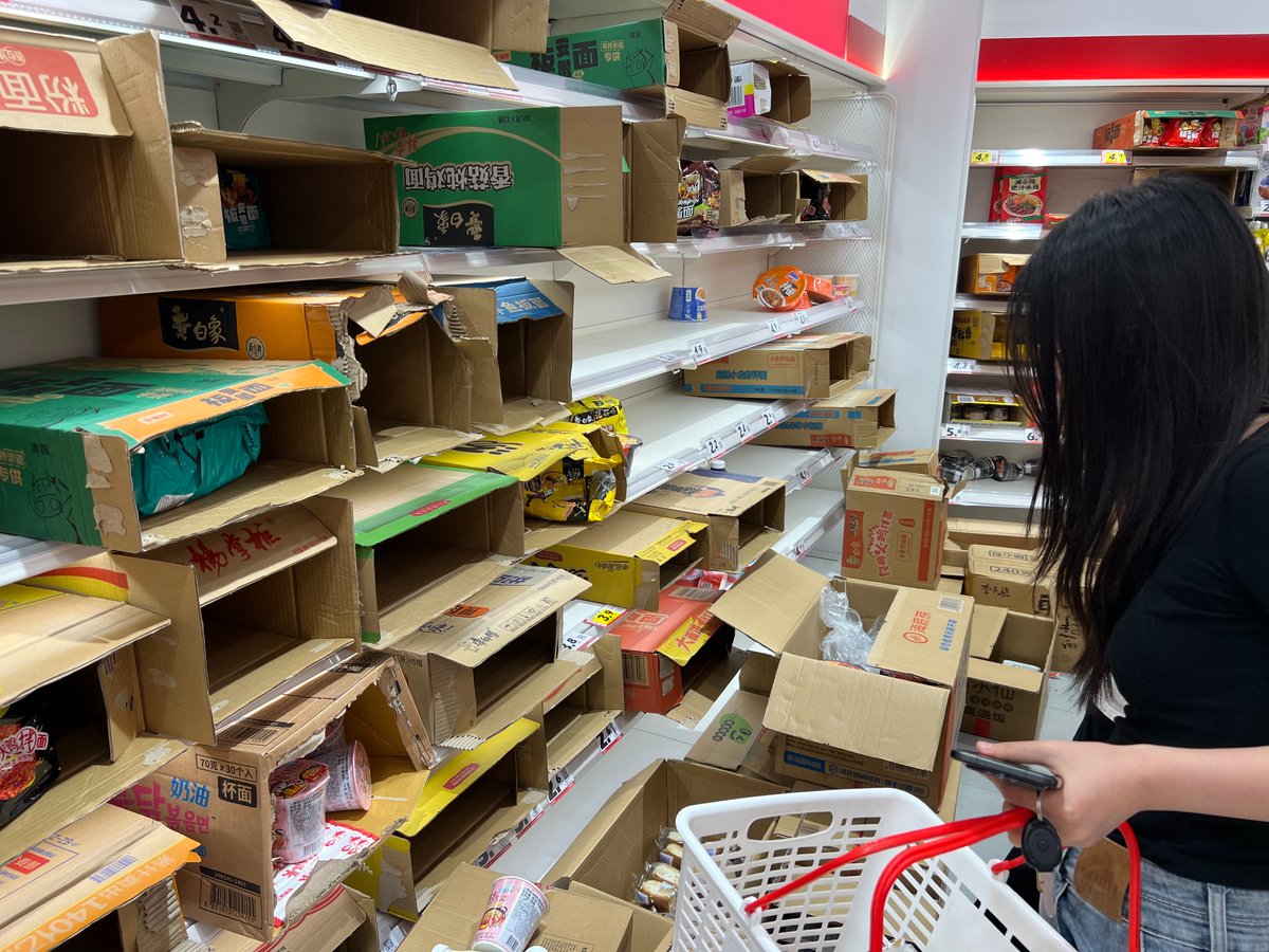 TheFelixAn's tweet photo. Panic buying in Hangzhou due to Typhoon Bavi. I made this image freely available on Wikimedia Commons and used it in the Wikipedia article for Typhoon Bavi.

https://t.co/CfRsOMSZe7
https://t.co/SmN7P78Y8k
#typhoonbavi #bavi https://t.co/CH0QKjl40f