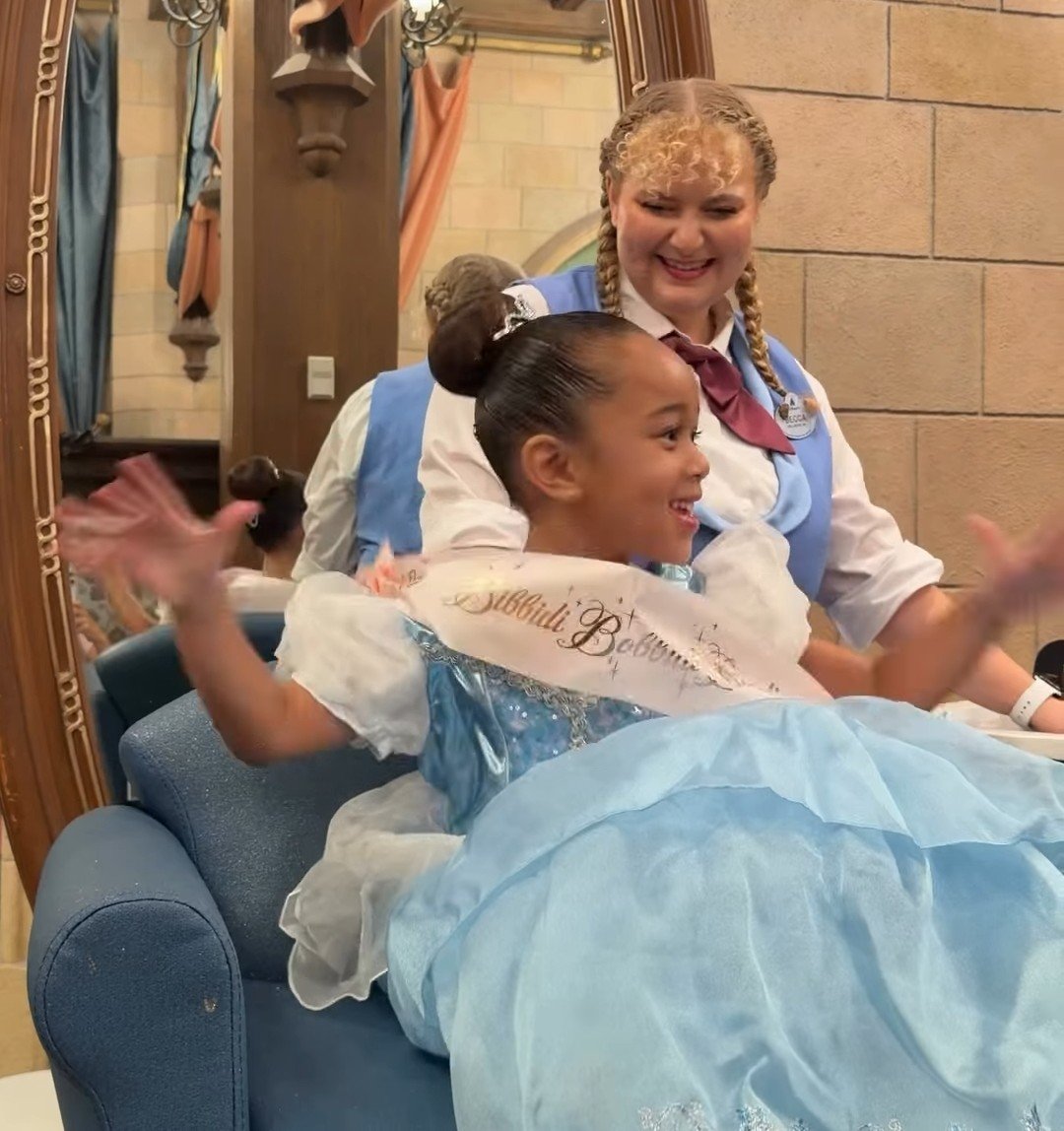 habladay's tweet photo. e hoje no #cecid4y a Cecília teve um dia de princesa na Disney, que sonho gente 🥹🥹 https://t.co/mntNtbonmj