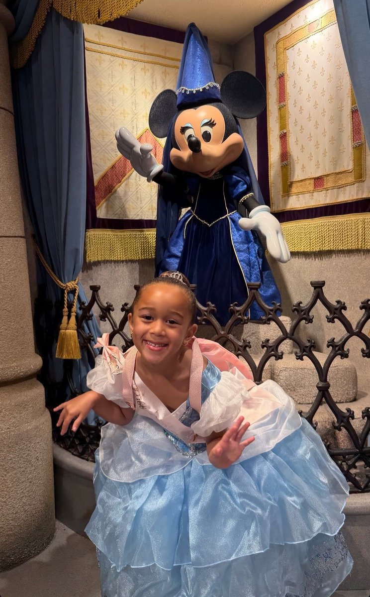habladay's tweet photo. e hoje no #cecid4y a Cecília teve um dia de princesa na Disney, que sonho gente 🥹🥹 https://t.co/mntNtbonmj