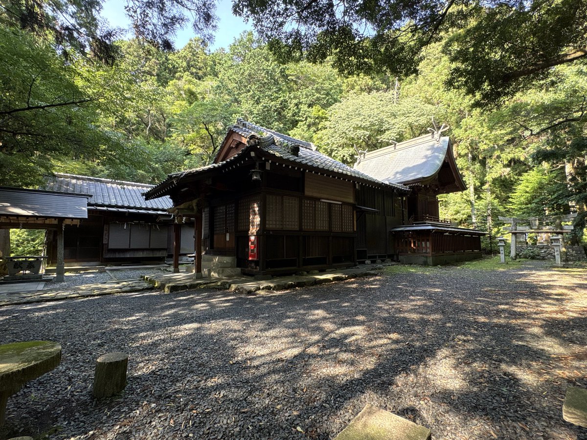 kusunoki_log's tweet photo. 北九州市八幡西区「鷹見神社」⛩️

権現山の麓に鎮座する、1,200年以上の歴史を持つ古社。

社伝によると、768年に役行者が紀州・熊野三所権現の分霊を勧請したことが始まりと伝えられています。

参道を進み、権現橋を渡ると、静かな森に包まれた厳かな境内でした🌳 https://t.co/I818ln1aj8