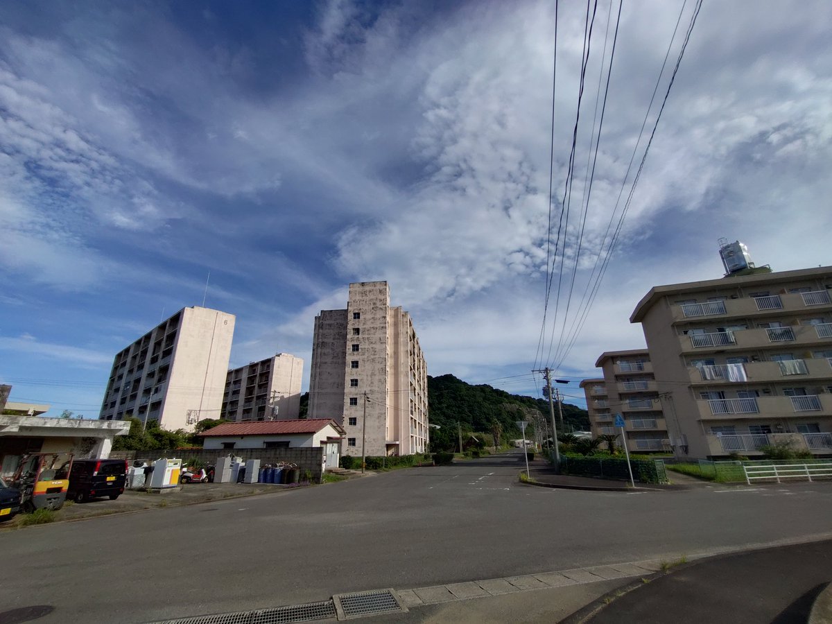 daikan_47's tweet photo. 長崎市の離島、高島。
軍艦島のすぐ近くにある石炭採掘で栄えた離島で、かつては2万人以上の島民が暮らし、旧高島町は人口密度日本一にもなった。

港の周囲に林立する高層アパート群がかつての繁栄を後世に伝えている。 https://t.co/UuR3D4Ydys