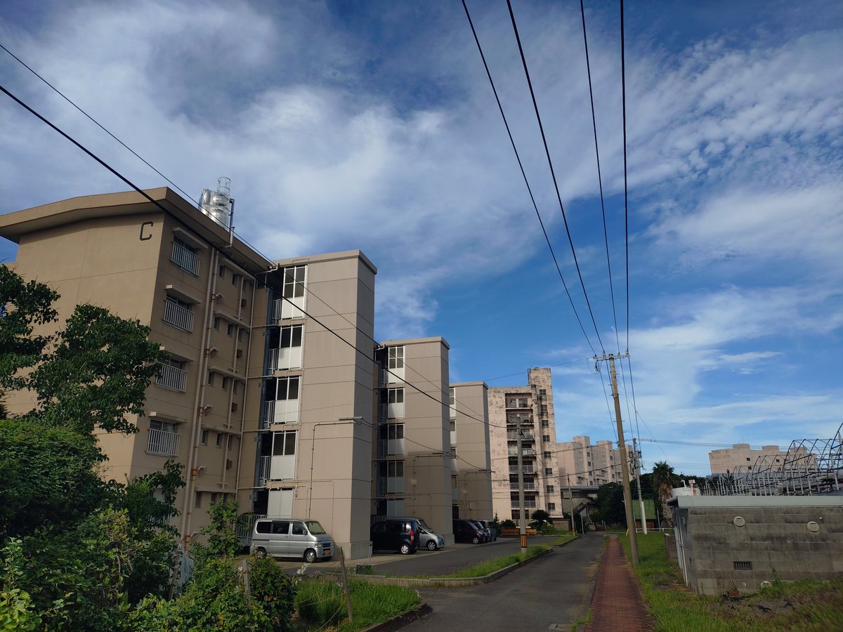daikan_47's tweet photo. 長崎市の離島、高島。
軍艦島のすぐ近くにある石炭採掘で栄えた離島で、かつては2万人以上の島民が暮らし、旧高島町は人口密度日本一にもなった。

港の周囲に林立する高層アパート群がかつての繁栄を後世に伝えている。 https://t.co/UuR3D4Ydys