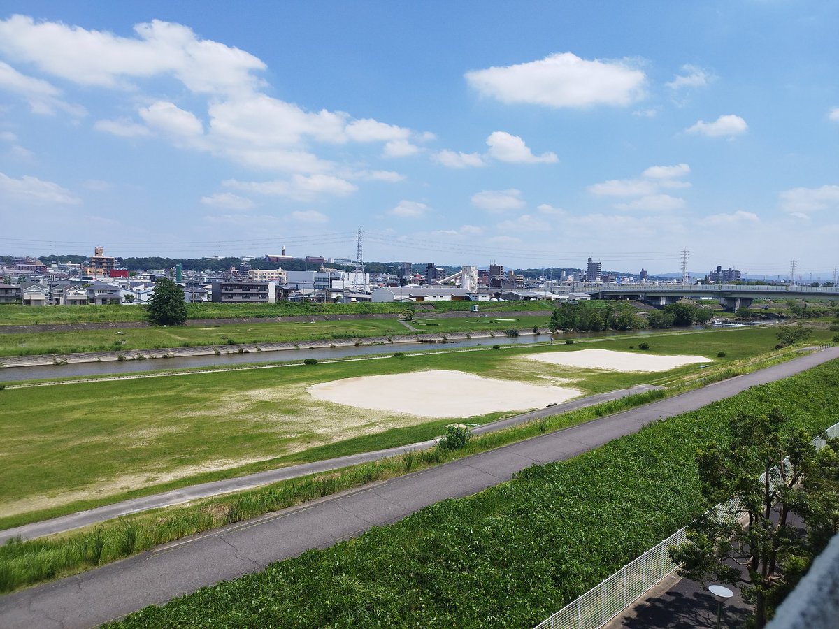 asamiya_re's tweet photo. 店舗担当のハタです

本日はこの辺りの物件調査をしています

しかしながら天気がいいですね☀️ https://t.co/mrw3pUq1cO