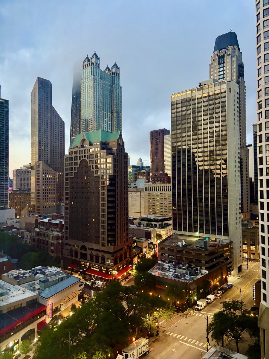 LeonieMellinger's tweet photo. 5am #Chicago #ViewFromMyWindow https://t.co/k3TBGP1hjv