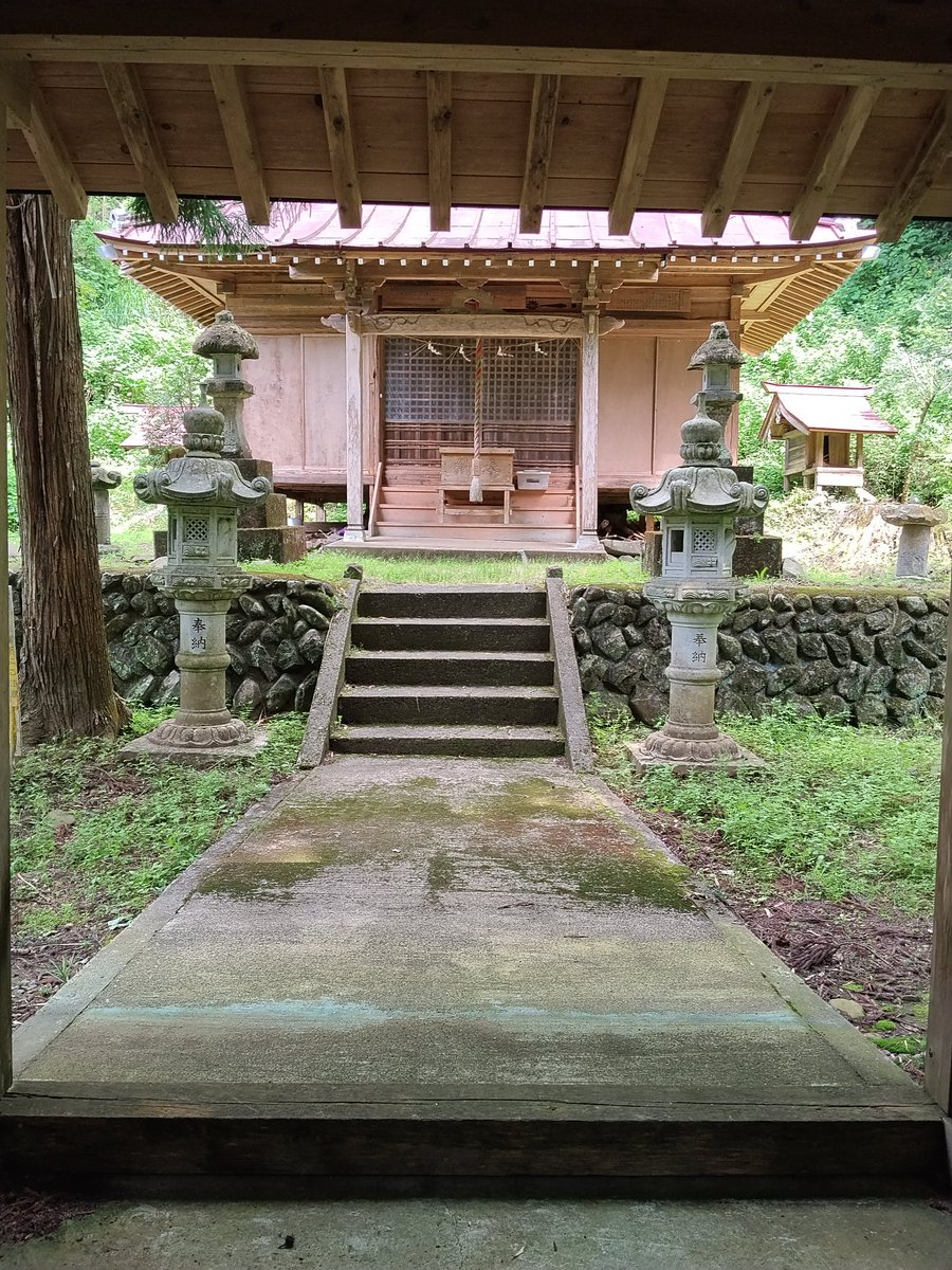 660Tb's tweet photo. 本日二社目、朱い鳥居⛩️と神橋が迎えてくれました😊湧き水が絶え間なく流れてた。 https://t.co/BwcdIIYO2e