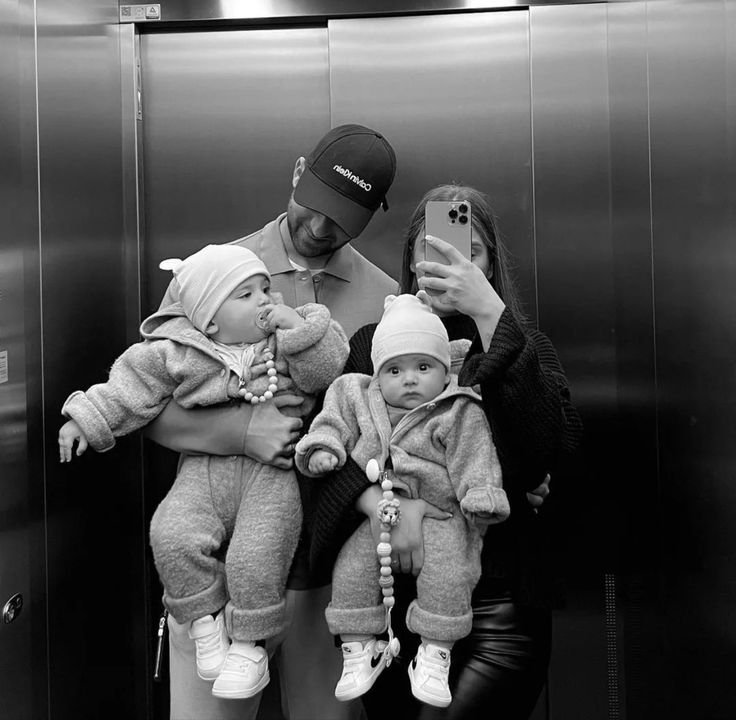 1l_R__'s tweet photo. ❣️كبرت أحلامنا... ثم أصبحت تنادينا: ماما وبابا.👶🏻🤍✨

❣️ 𝑶𝒖𝒓 𝒅𝒓𝒆𝒂𝒎𝒔 𝒈𝒓𝒆𝒘 𝒃𝒊𝒈𝒈𝒆𝒓… 𝒖𝒏𝒕𝒊𝒍 𝒐𝒏𝒆 𝒅𝒂𝒚 𝒕𝒉𝒆𝒚 𝒄𝒂𝒍𝒍𝒆𝒅 𝒖𝒔 "𝑴𝒂𝒎𝒂" 𝒂𝒏𝒅 "𝑩𝒂𝒃𝒂" 👶🏻🤍✨ https://t.co/ofzsic1kMj