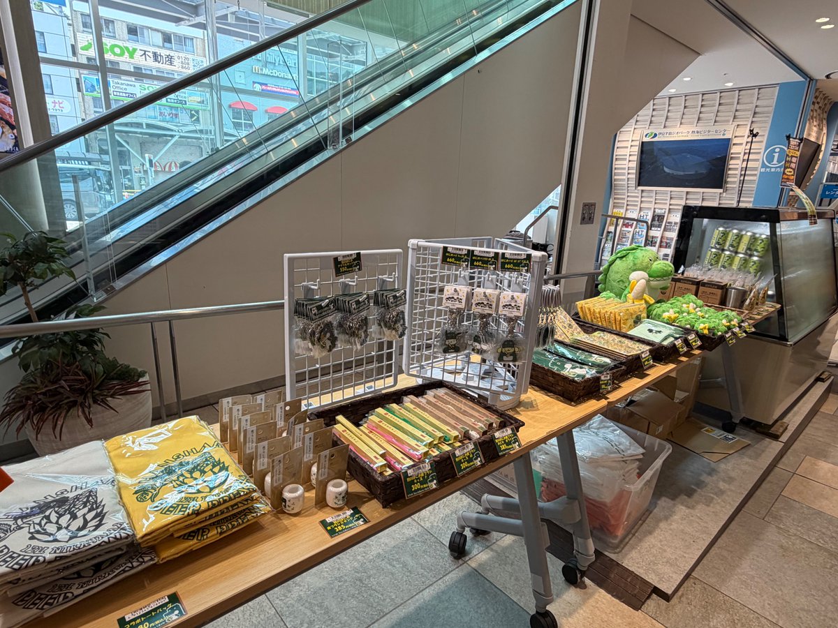 bananawanien_82's tweet photo. ＼今日・明日は熱海駅わに〜🍌🐊／
7/11(土)・12(日)、熱海駅で
反射炉ビヤ×熱川バナナワニ園のコラボポップアップ開催中✨
限定ビール🍺や、ばにおグッズがずらりわに‼️🍌🐊
新商品の立体シールもあるわに👀✨
そして…ばにおも熱海駅に登場するわに〜🐊🍌
ぜひ遊びに来て、一緒に写真撮ってほしいわに📸
待ってるわに〜‼️🍌🐊