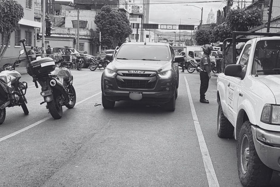 soy_502's tweet photo. 🚨Asalto en zona 12: Ataque armado deja un fallecido y una mujer herida  

Un violento asalto dejó como saldo un hombre fallecido y una mujer herida esta tarde.  

https://t.co/IZK4qdwZQg https://t.co/DXbbPUwC7R