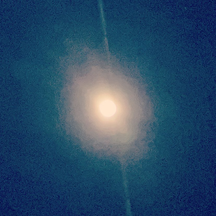 mixcafe4's tweet photo. 写真は大晦日の夜。
ふと空を見上げると、静かな月が浮かんでいました。

一年の終わりを告げるように、街の灯りをやさしく照らしています。

慌ただしかった日々、笑ったこと、悩んだこと、たくさんの出来事が頭をよぎりました。 https://t.co/XYr6of27fp