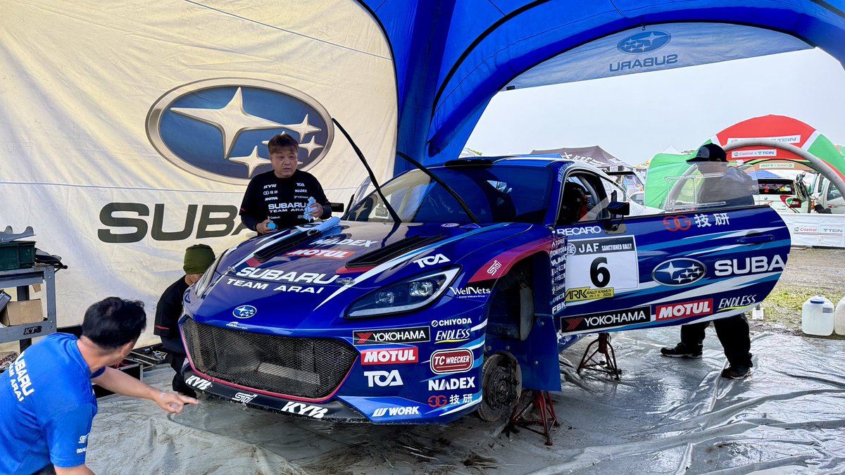 SUBARU_STI_MS's tweet photo. ◤ #全日本ラリー 第5戦ARKラリー◢
おはようございます。北海道ニセコ町にてBRZにとって初めてのグラベルラリー「ARKラリー」が始まりました！朝から雨で路面がぬかるんでおり難しいラリーとなりそうです。
Boxer Rally spec.Z（新井•安藤組）へのご声援よろしくお願いします！
▶︎ラリープレビュー
https://t.co/M9NYDjlPo1
#声援は力だ
#SUBARU
#BRZ 
#ARKラリー