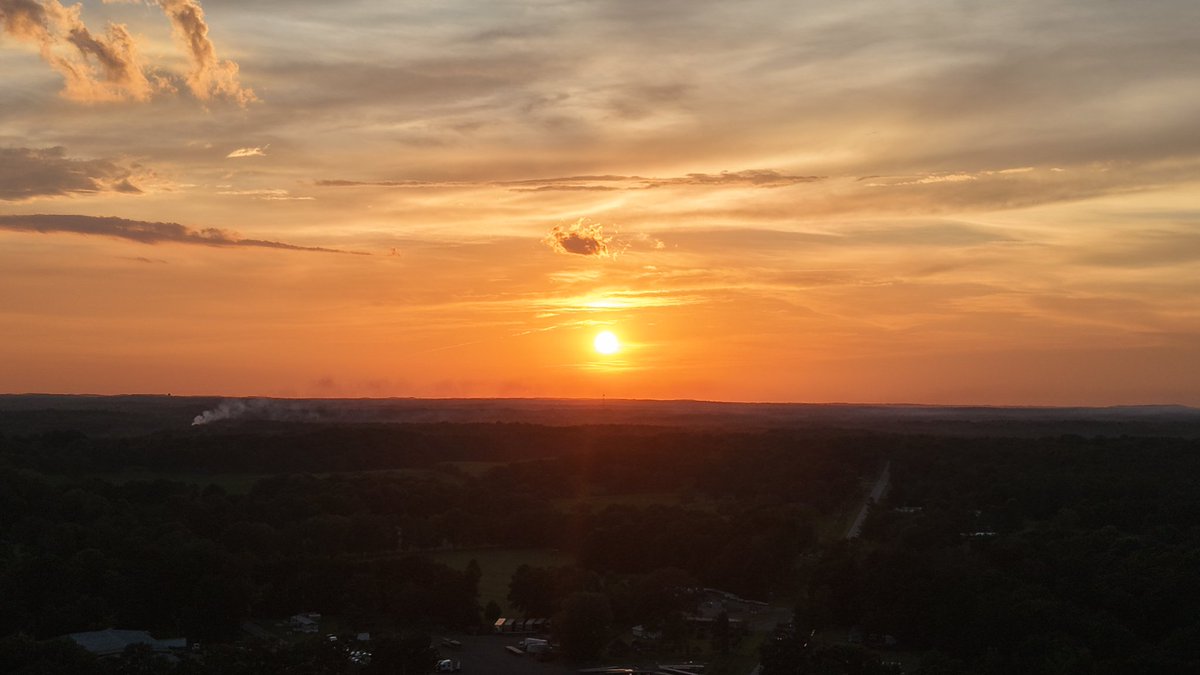 XenoFPV's tweet photo. The sunset from yesterday. I love how we always get the nice orange hue right before the sun disappears. https://t.co/qyK8rhOVzz