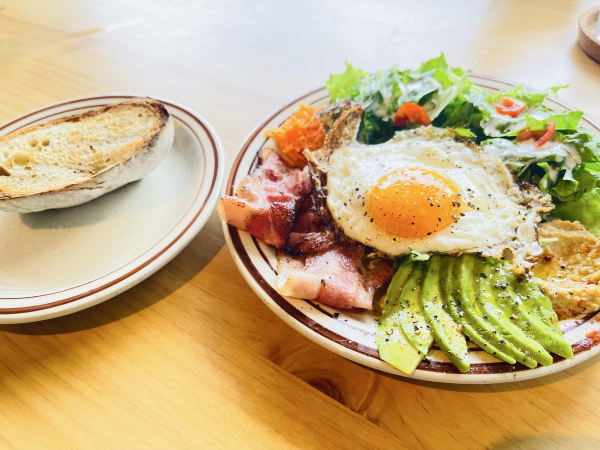 kouheki's tweet photo. 気になってたお店の朝食美味しかったー！🍳🥓🥑🍞 https://t.co/SFpKusO318