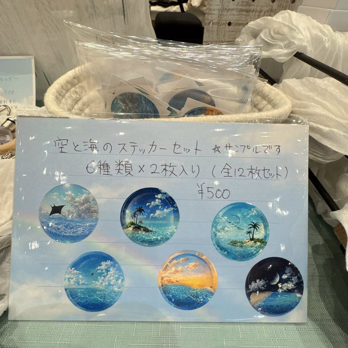 manamu00007's tweet photo. 設営完了しました！

新登場のステッカーセットも並べています🕊️
本日から、2日間てづバ姫路でお待ちしております😊
ブースNo.け-04

#てづバ姫路 https://t.co/vaipsy3mZt