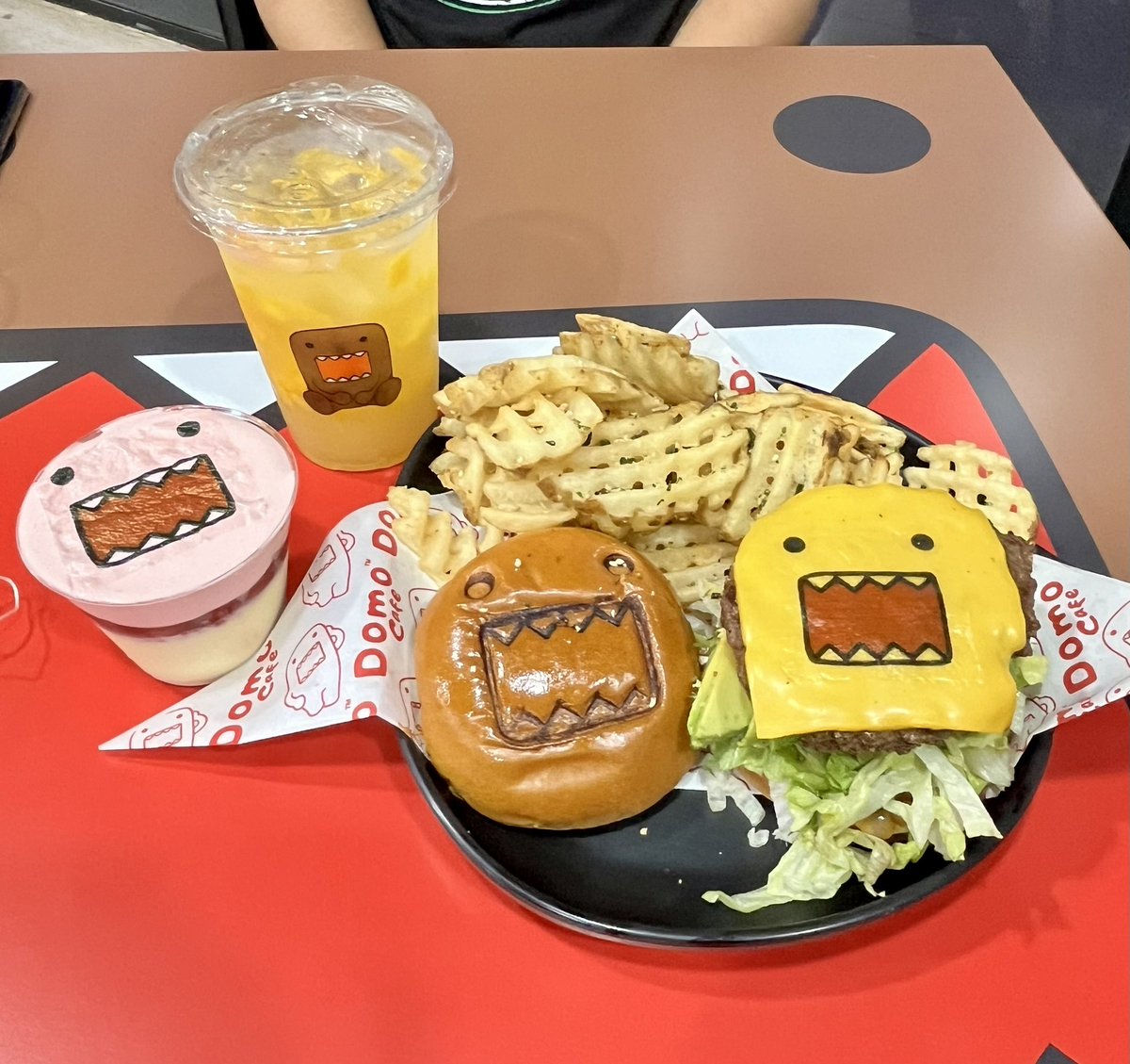 dartheri's tweet photo. ぐでたまカフェがあった場所がリニューアルしてドーモくんカフェになったので行ってきた！つかドーモくんってこっちのネット系オタク界隈ではかなり人気あるのね…入店も２時間待ちとか凄いんだけど。ハンバーガー、お店クオリティで美味かったぞ🤤 https://t.co/EwZ7eP0K9q