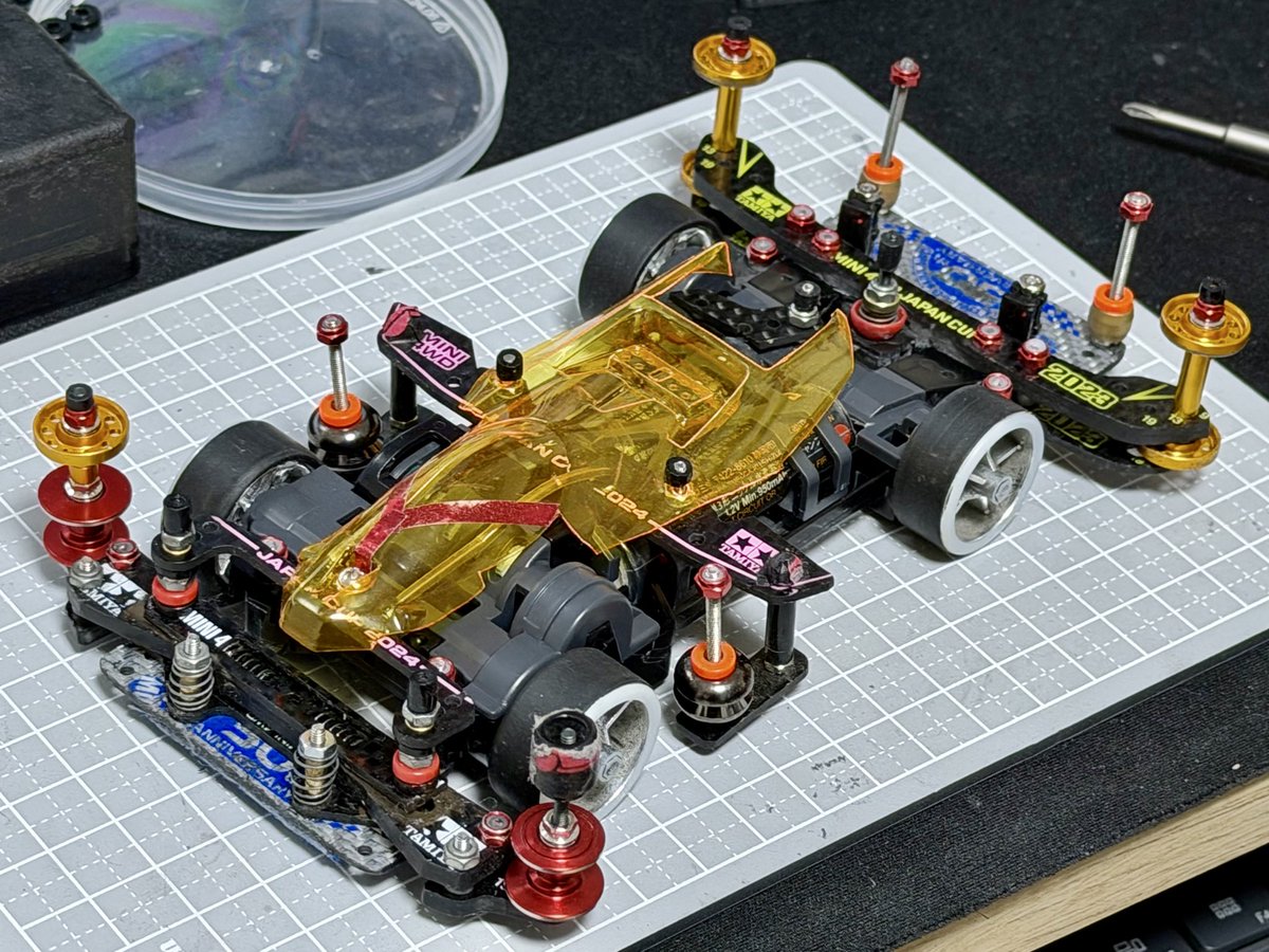 shintegra_4wd's tweet photo. FM-Xが形をなってきた。アンカーの土台以外は別マシン流用。
リア周りはサイトウ商店さんの治具ですんなりできたけどフロントは3点固定ステーにポン付けなので低いし脆そう。
1回走って考えるか。 https://t.co/vyEn0TxX0d